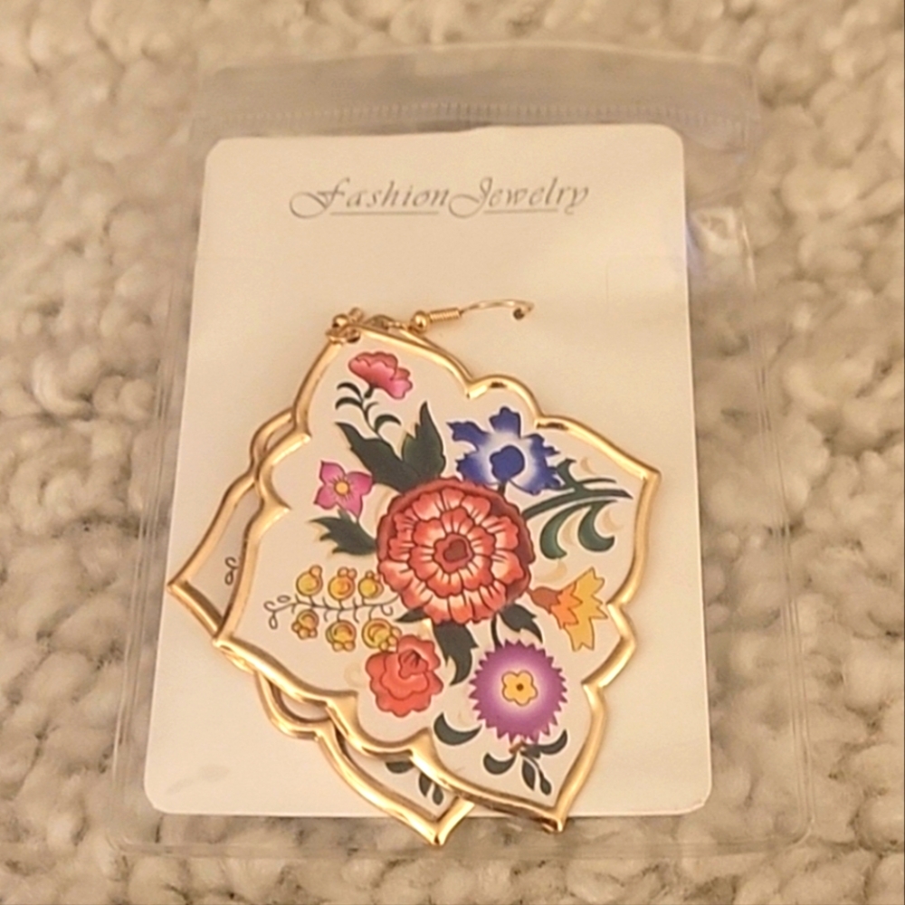 NEW FLORAL WHITE/GOLD Plated Style Earrings - Picture 2 of 8